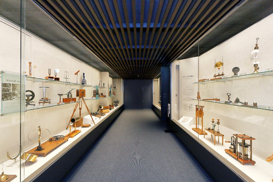 写真:教育用理化学器械の展示室